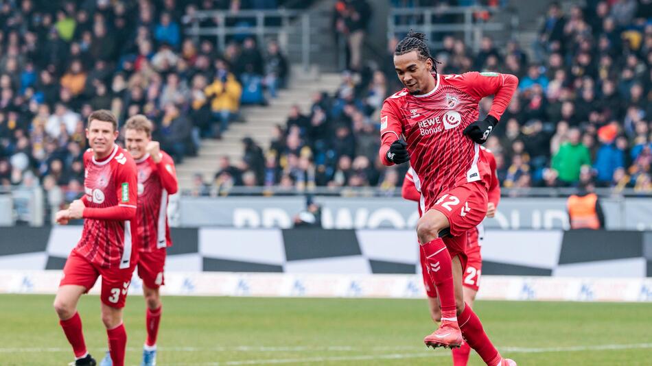 Kölns Damion Downs bejubelt seinen Treffer zum 2:1 gegen Braunschweig.