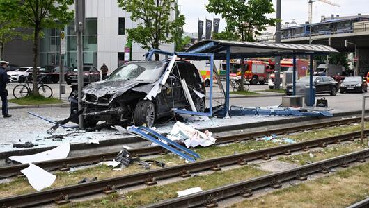 Auto fährt in Haltestelle