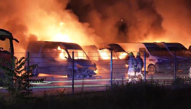 36 Transporter brennen in Berlin – Polizei prüft Brandanschlag