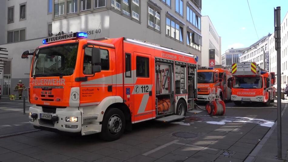 E-Auto brennt in Stuttarter Tiefgarage: Umliegende Gebäude geräumt