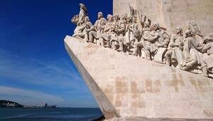 Der Fluss Tejo mit dem Denkmal der Entdeckungen.