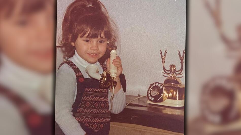 Baby Posh Spice am Apparat: Victoria Beckham teilt Foto aus Kindheitstagen