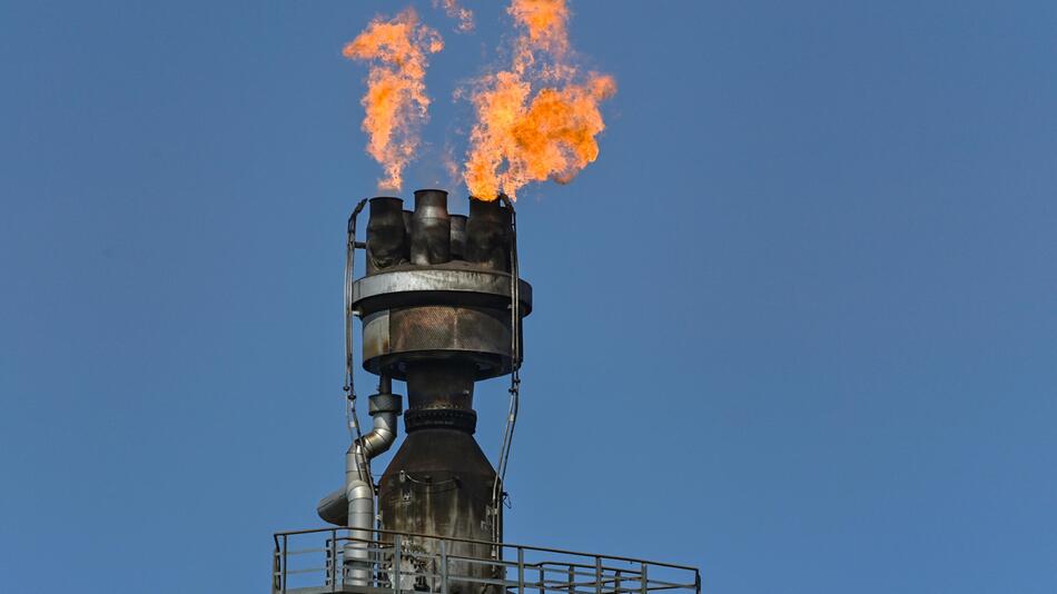 Überschüssiges Gas wird auf dem Industriegelände der PCK-Raffinerie GmbH verbrannt