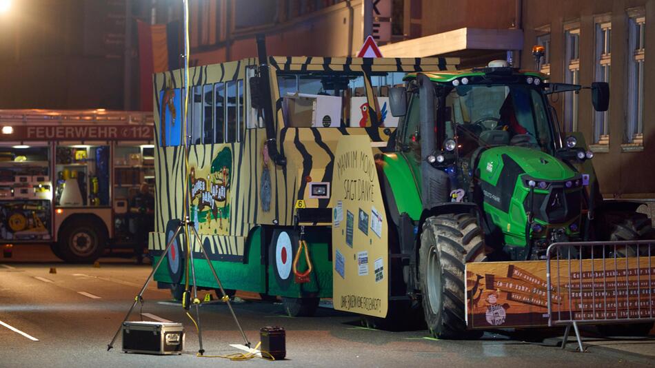 Polizeibeamte sichern Spuren an einem Karnevalswagen