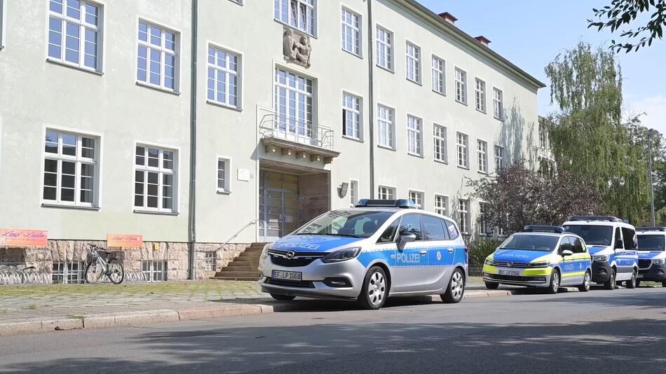 Schule in Thüringen mit Polizei davor