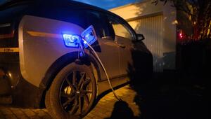 E-Auto lädt an einer Wallbox an einem Einfamilienhaus