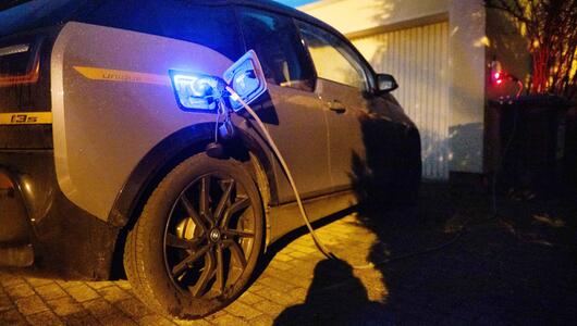 E-Auto lädt an einer Wallbox an einem Einfamilienhaus