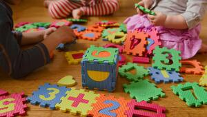 Kinder spielen mit einem Lern-Puzzle