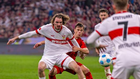 Nick Woltemade und Joshua Kimmich kämpfen um den Ball.