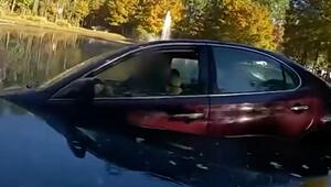 Florida: Polizei zieht Autofahrer aus Rückhaltebecken