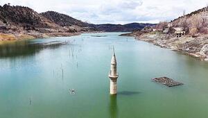 Nur Minarett ragt heraus: Steigender Wasserspiegel lässt Dorf in der Türkei verschwinden