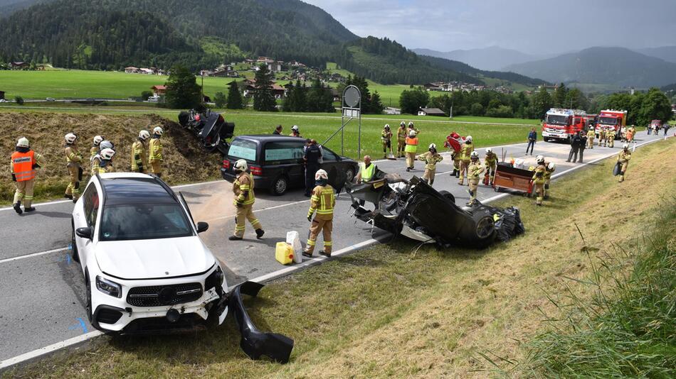 Fünf deutsche Verletzte bei schwerem Verkehrsunfall in Tirol