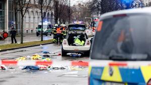 Auto in München in Menschengruppe gefahren