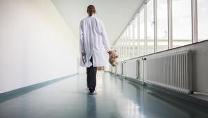 Ärztin mit Teddybär im Krankenhaus