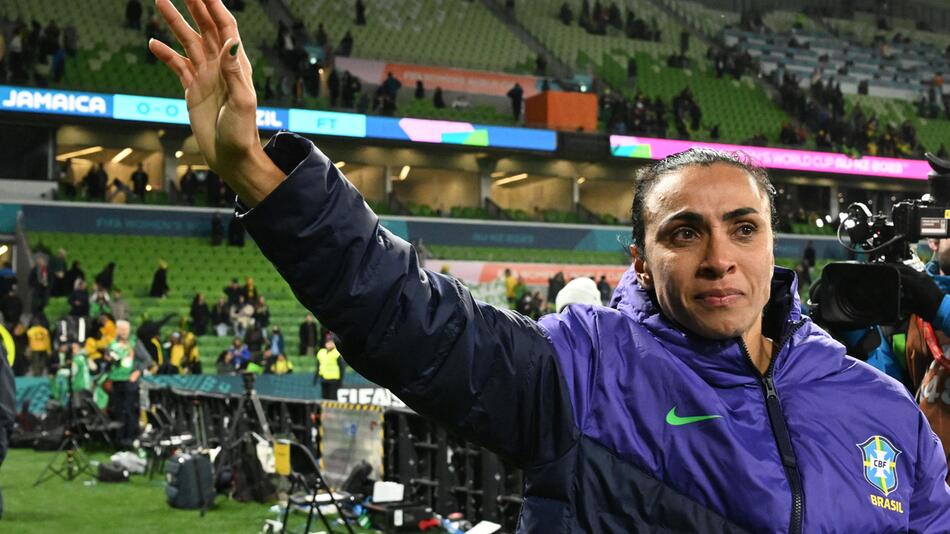Brasiliens Superstar Marta verabschiedet sich von den Zuschauerinnen und Zuschauern nach dem WM-Aus