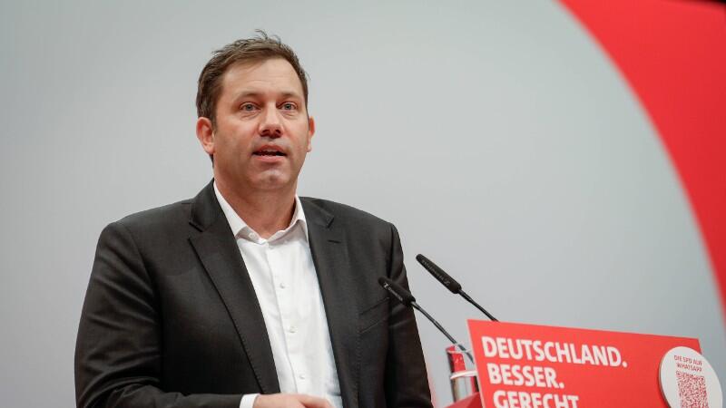 Lars Klingbeil hält eine Rede.