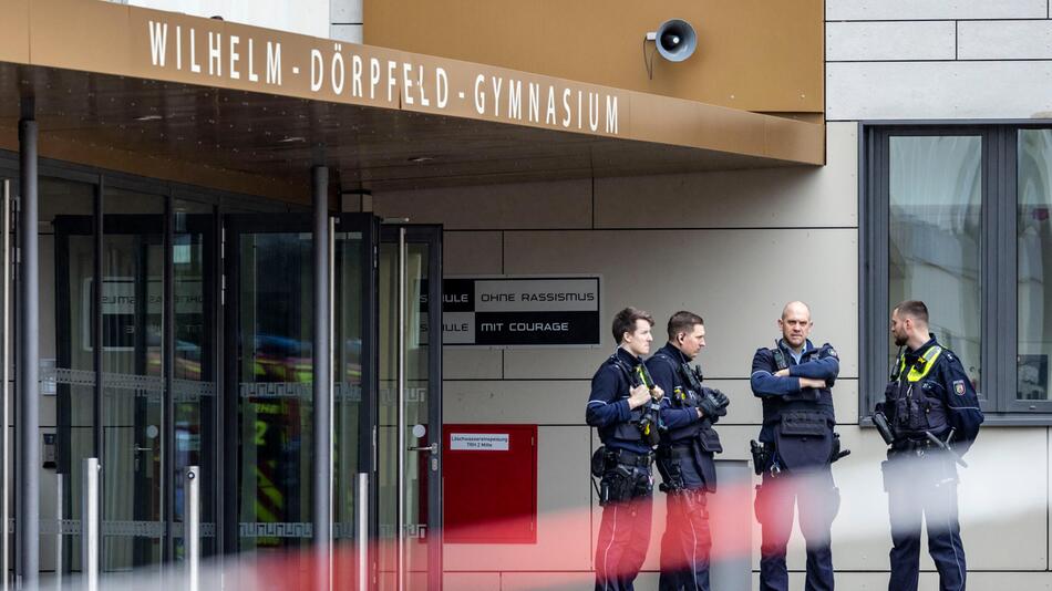 Polizisten vor dem Wilhelm-Dörpfeld-Gymnasium