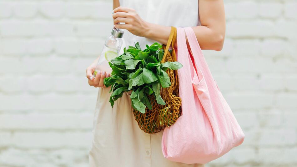 Stofftaschen statt Plastiktüten sind ein erster Schritt zu weniger Plastik.