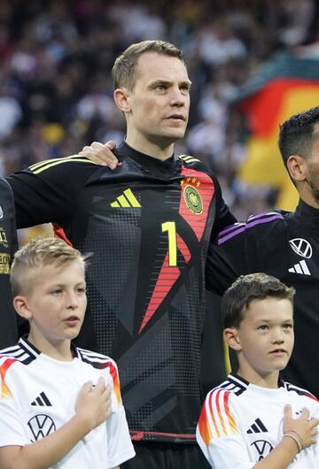 Manuel Neuer, Jonathan Tah und İlkay Gündoğan singen während der Nationalhymne