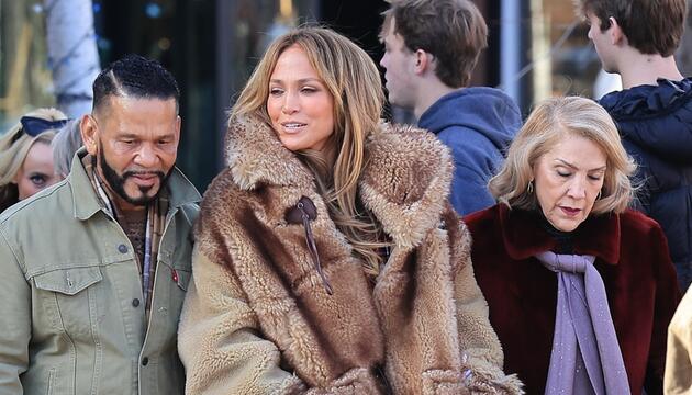 Jennifer Lopez eingerahmt von ihrer Mutter Guadalupe Rodríguez und ihrem Manager Benny Medina im ...