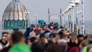 Touristen sind an Ostern im Ostseebad Zinnowitz unterwegs