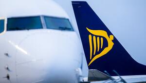 Flugzeuge der irischen Airline Ryanair stehen auf dem Vorfeld eines Flughafens.