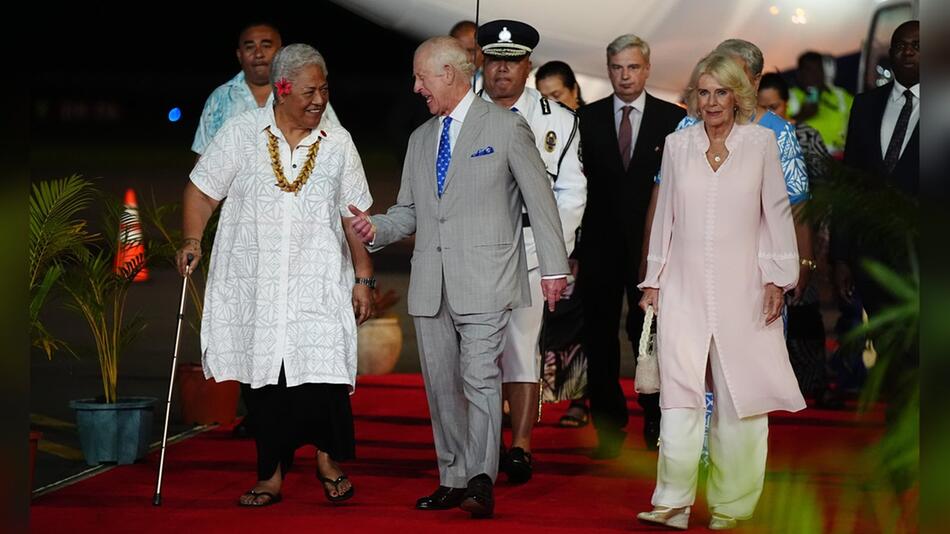 Charles und Camilla wurden von Premierministerin Fiamē Naomi Mataʻafa (l.) auf Samoa begrüßt.