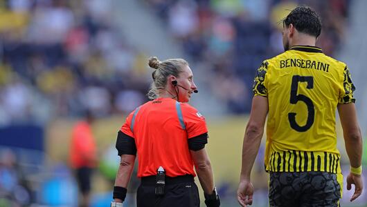 FIFA-Schiedsrichterin Tori Penso im Gespräch mit Dortmunds Ramy Bensebaini.