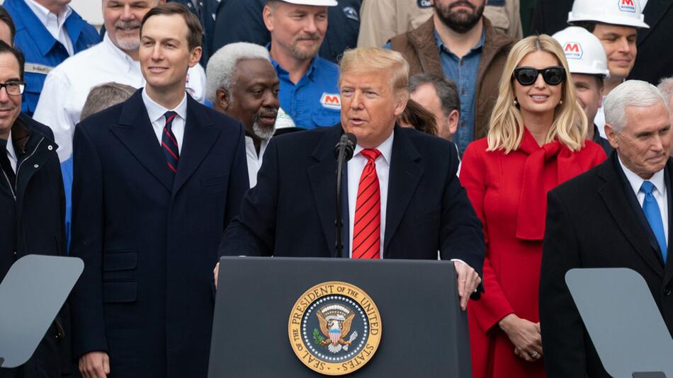 Donald Trump (m.) mit seiner Tochter Ivanka und deren Ehemann, Jared Kushner, im Jahr 2020.