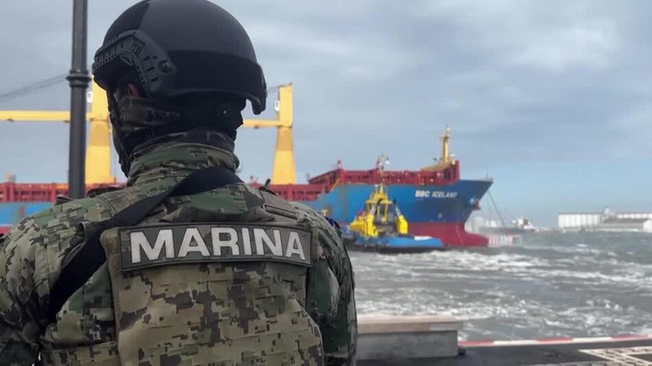 Sturm reißt Frachtschiff vom Anker