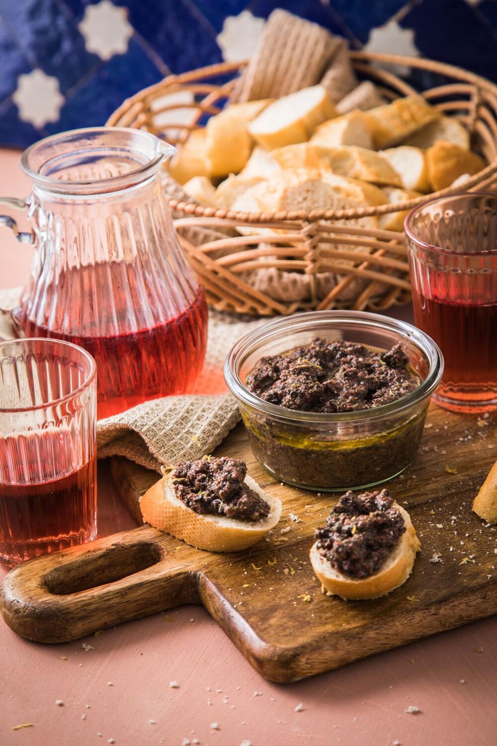 Oliventapenade mit Baguette