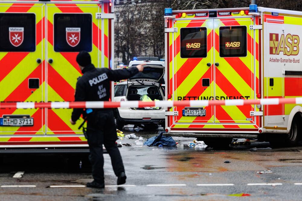 Auto in München in Menschengruppe gefahren