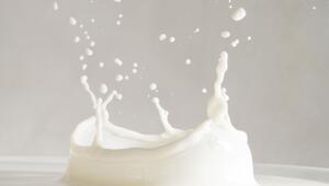 Milch spritzt in einem Glas