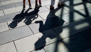 Schatten einer Frau und Kindern