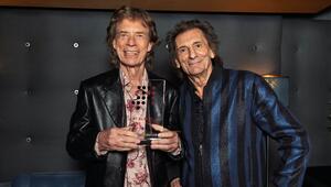 Mick Jagger (l.) mit Ronnie Wood und dem "Nummer 1 Award".