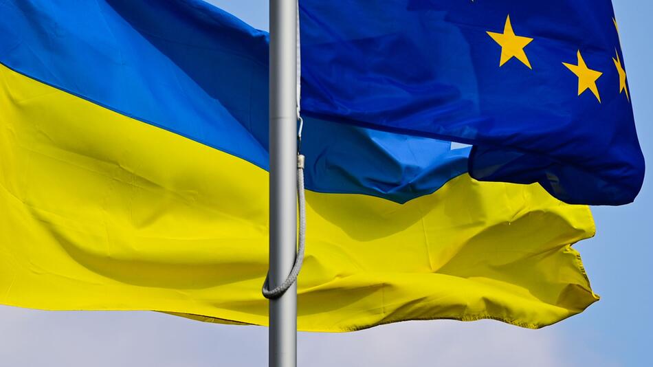 Fahnen der Ukraine und EU