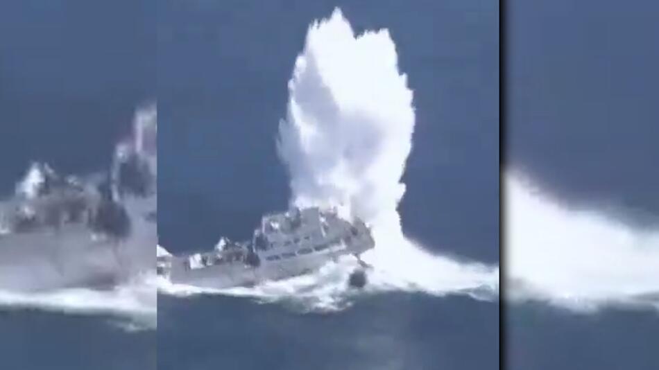 Seltene Aufnahme zeigt Zerstörungskraft: Chinesisches U-Boot zerstört Landungsschiff mit Torpedo