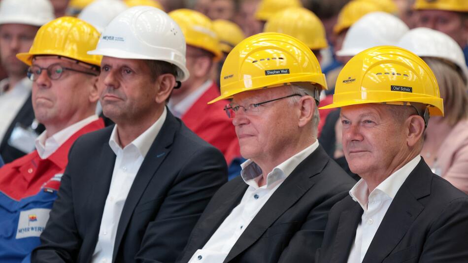 Bundeskanzler Scholz besucht Meyer Werft