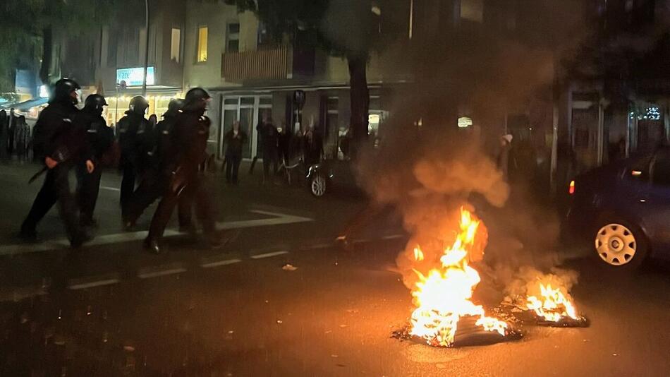 Barrikaden und brennende Reifen: Ausschreitungen in Berlin-Neukölln