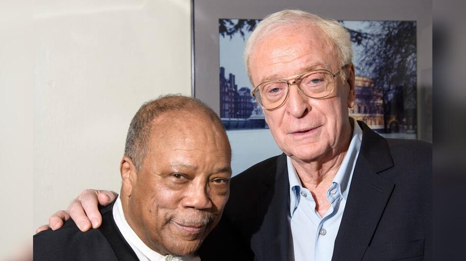 Michael Caine (r.) trauert um seinen "astrologischen Zwilling" (Bild von 2014).