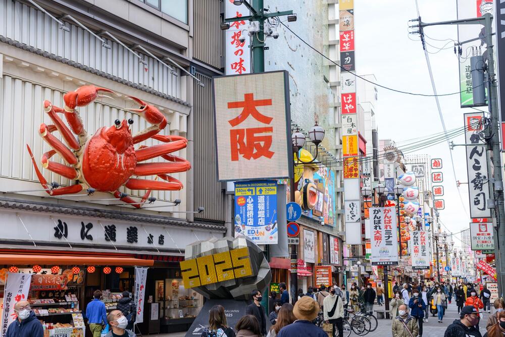 Krabben-Figur an einer Hausfassade im Viertel Dotonbori in Osaka