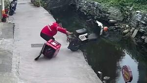 Daneben gegriffen: Lieferfahrer katapultiert Roller versehentlich in Bach