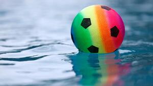 Ein bunter Ball im Schwimmbecken