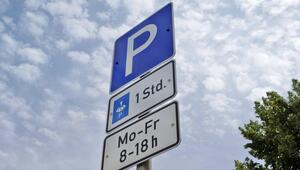 Parkschild mit Zusatzzeichen