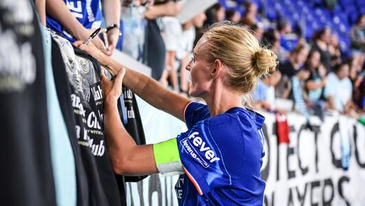 Chelseas Mannschaftskapitänin Sophie Ingle schreibt ein Autogramm