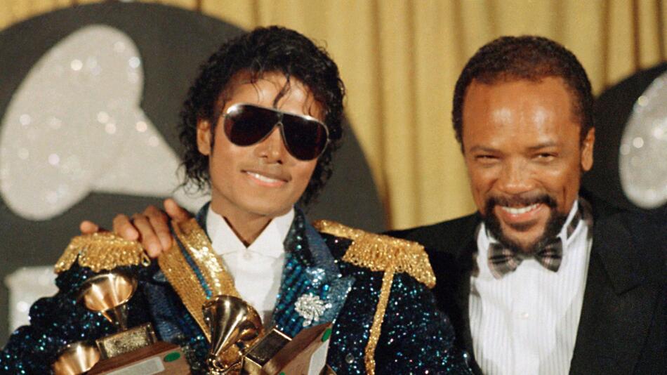 Michael Jackson (l) und US-Musikproduzent Quincy Jones