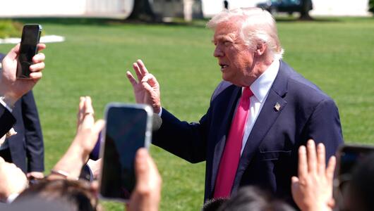 US-Präsident Donald Trump spricht mit Reportern.