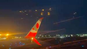 Triebwerk von Passagierflugzeug spuckt plötzlich Feuer