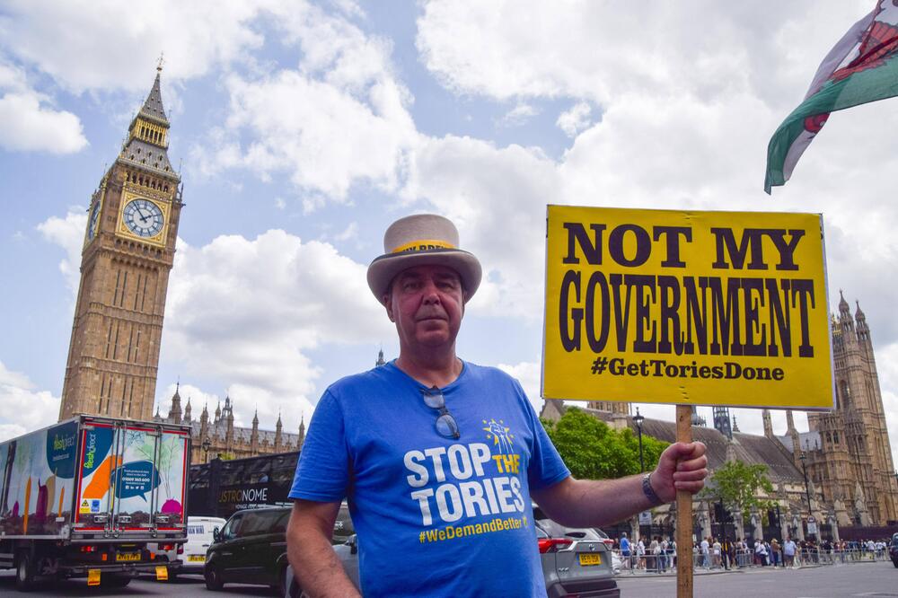 Ein Mann demonstriert vor dem Big Ben gegen den Brexit.