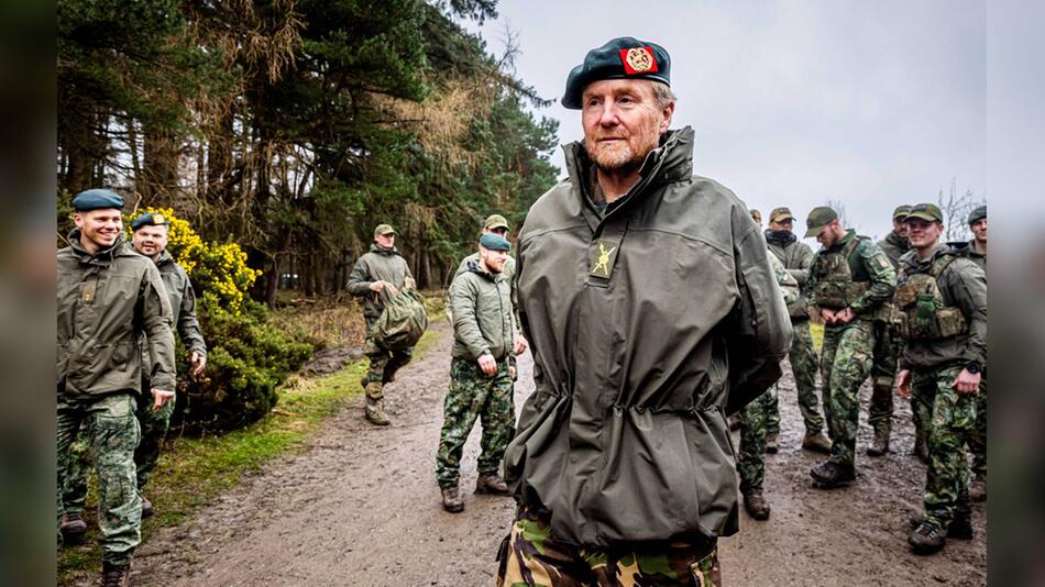 Truppen-Besuch bei ukrainischen Soldaten: König Willem-Alexander in Uniform.